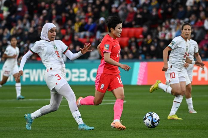 Nouhaila Benzina es la primera mujer en usar hiyab en un Mundial Femenil
