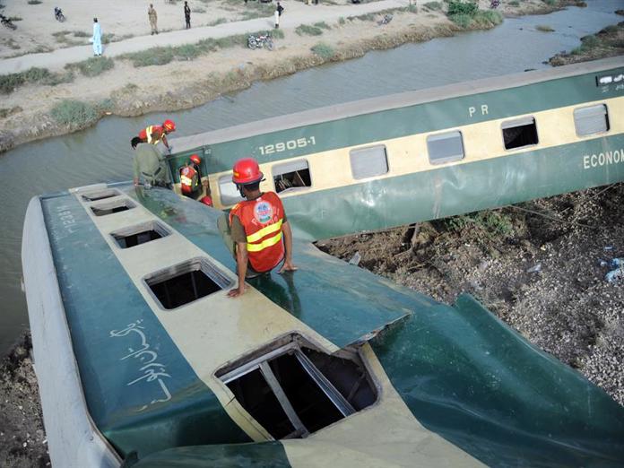 Al menos 30 muertos y 80 heridos por un accidente de tren en Pakistán