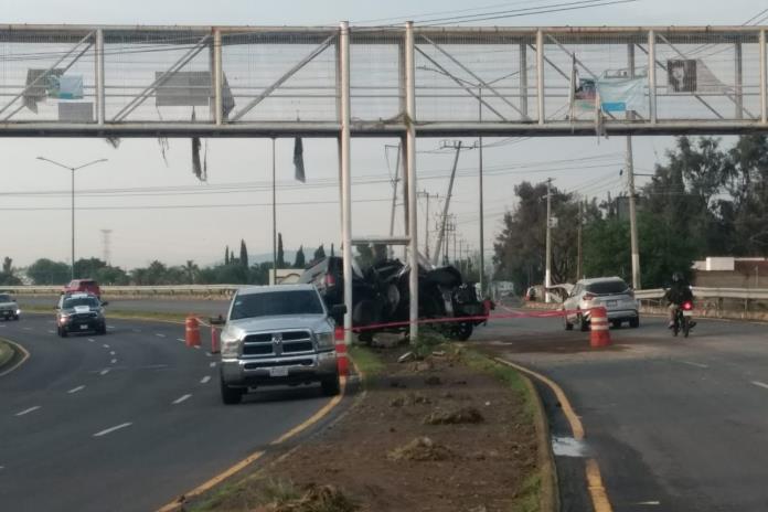 Vecinos de Tesistán urgen reparación de puente peatonal dañado tras choque