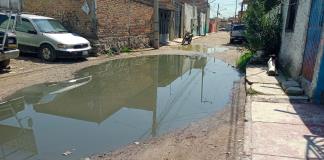 Agua de drenaje se estanca en las calles de la colonia Ojo de Agua, en Tlaquepaque