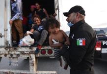 Encuentran a 231 migrantes de Guatemala y El Salvador hacinados en un tráiler