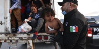 Encuentran a 231 migrantes de Guatemala y El Salvador hacinados en un tráiler