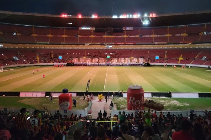 Con químicos y un grupo de revisión, Liga MX busca resolver malas condiciones del Estadio Jalisco
