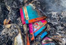 Queman libros de la SEP por considerarlos no aptos en Chiapas