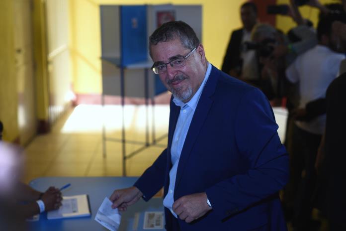 El académico Bernardo Arévalo de León gana la elección presidencial en Guatemala