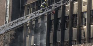 El incendio de un edificio en Sudáfrica deja al menos 74 muertos