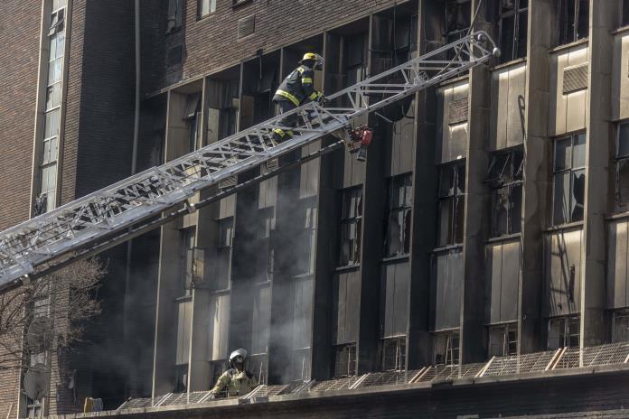 El incendio de un edificio en Sudáfrica deja al menos 74 muertos