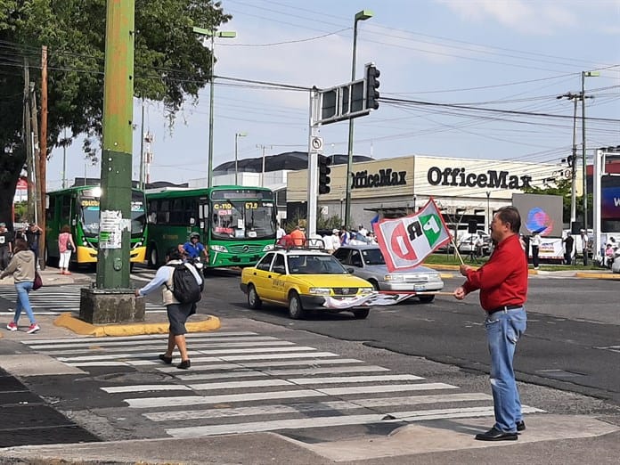Celebran nombramiento de Xóchitl con pega de calcas en Guadalajara
