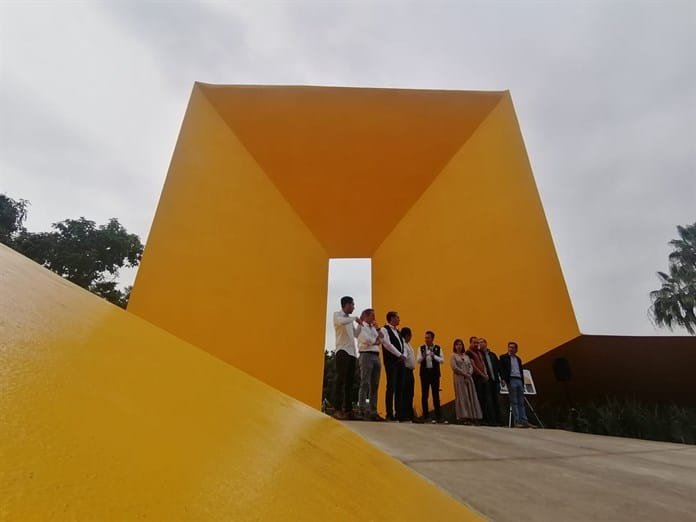 Restauran escultura “La Gran Puerta”  en Parque Amarillo en colonia Jardines Alcalde