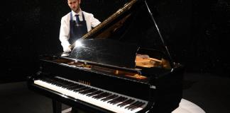 El piano de Freddie Mercury, subastado por más de 2 millones de dólares