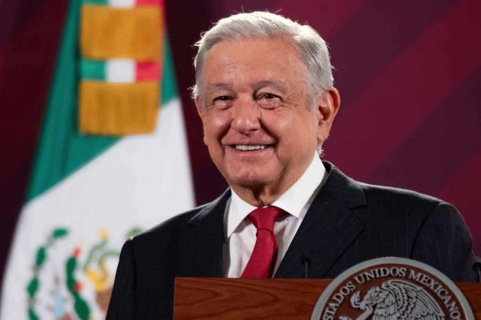 López Obrador inicia gira por Colombia y Chile