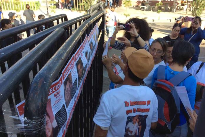 Integrantes del Colectivo Luz de Esperanza se manifiestan durante el segundo informe de Gobierno de Guadalajara; argumentan deficiencias en búsquedas