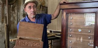 El arte cubano de conservar puros en cofres confeccionados a mano