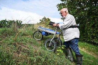 Alemán de 92 años inventa andador eléctrico y desafía a la naturaleza