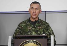 Ejército colombiano suspende a 10 militares por amenazar a mujeres y niños