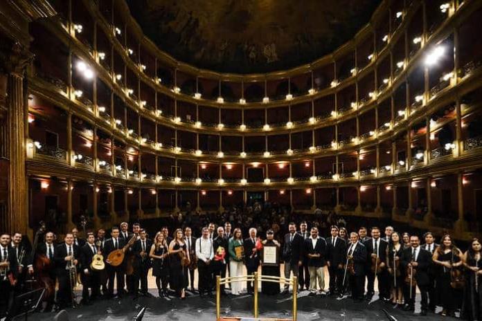 Entre homenajes, la Orquesta Típica de Jalisco se presentó en el Teatro Degollado por su 44 aniversario