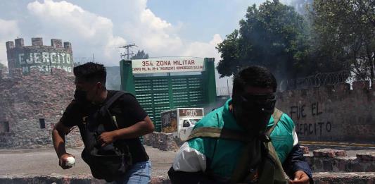Estudiantes vandalizan cuartel del Ejército mexicano en una protesta por Ayotzinapa