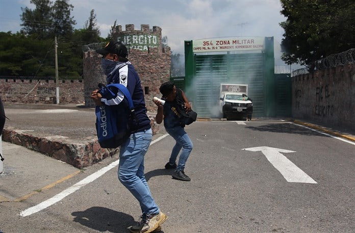 Estudiantes vandalizan cuartel del Ejército mexicano en una protesta por Ayotzinapa