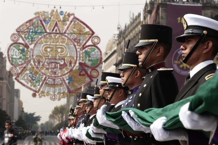 López Obrador encabeza un desfile militar para conmemorar la Independencia de México