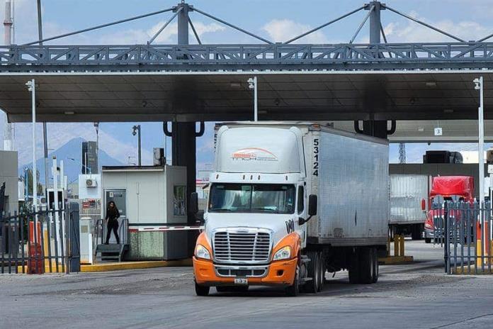 Transportistas ven freno de exportaciones en Ciudad Juárez por crisis migrante