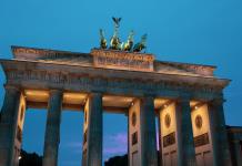 Activistas medioambientales pintan la Puerta de Brandenburgo de Berlín