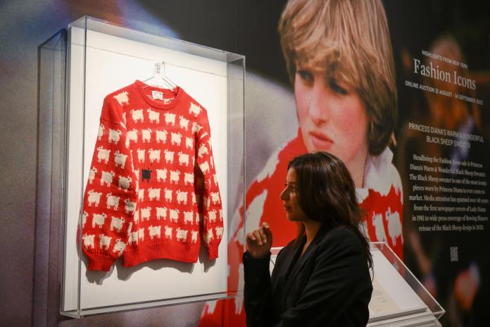 Suéter de ovejas de la princesa Diana vendido por USD 1,1 millones en subasta