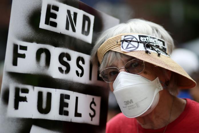 Miles de personas piden en Nueva York acabar con los combustibles fósiles