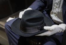 El sombrero de Michael Jackson durante su famoso baile moonwalk, vendido por 82.000 dólares