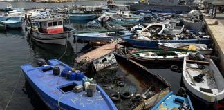 Un cementerio de pateras en el puerto de Lampedusa, la huella de una crisis que no cesa