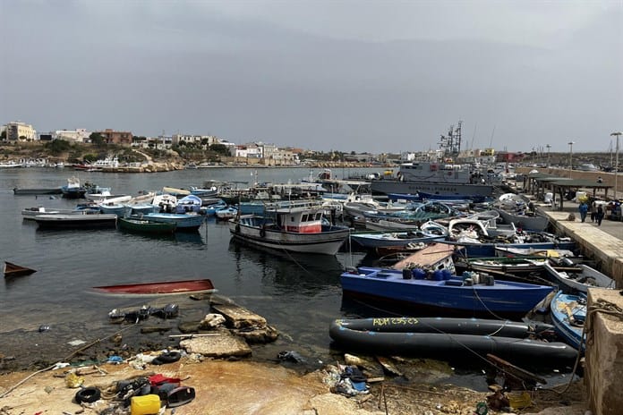 Un cementerio de pateras en el puerto de Lampedusa, la huella de una crisis que no cesa