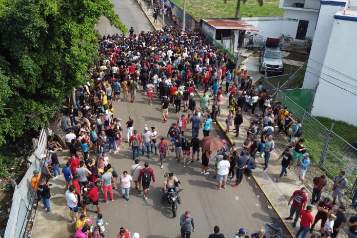 Miles de migrantes de Cuba y Centroamérica protestan en la frontera sur de México