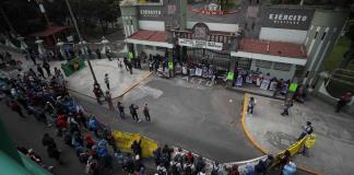 Padres de desaparecidos de Ayoztinapa se plantan frente a sede militar