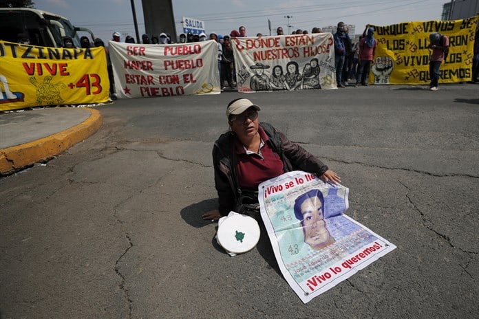 Padres de desaparecidos de Ayoztinapa se plantan frente a sede militar