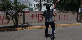 Estudiantes vandalizan Fiscalía en el sur de México por desaparecidos de Ayotzinapa