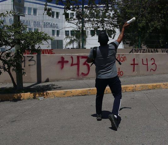 Estudiantes vandalizan Fiscalía en el sur de México por desaparecidos de Ayotzinapa