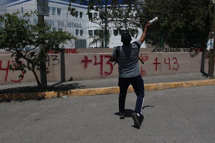 Estudiantes vandalizan Fiscalía en el sur de México por desaparecidos de Ayotzinapa