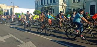 Ciclistas ruedan por las calles conmemorando el día mundial sin automóvil