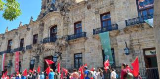 Por incumplimiento de demandas, Antorcha Campesina cierra calles del Palacio de Gobierno