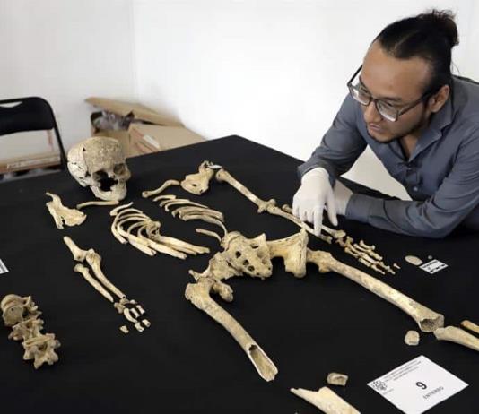 Descubren 11 entierros humanos, 1000 piezas y un petrograbado en el centro de México