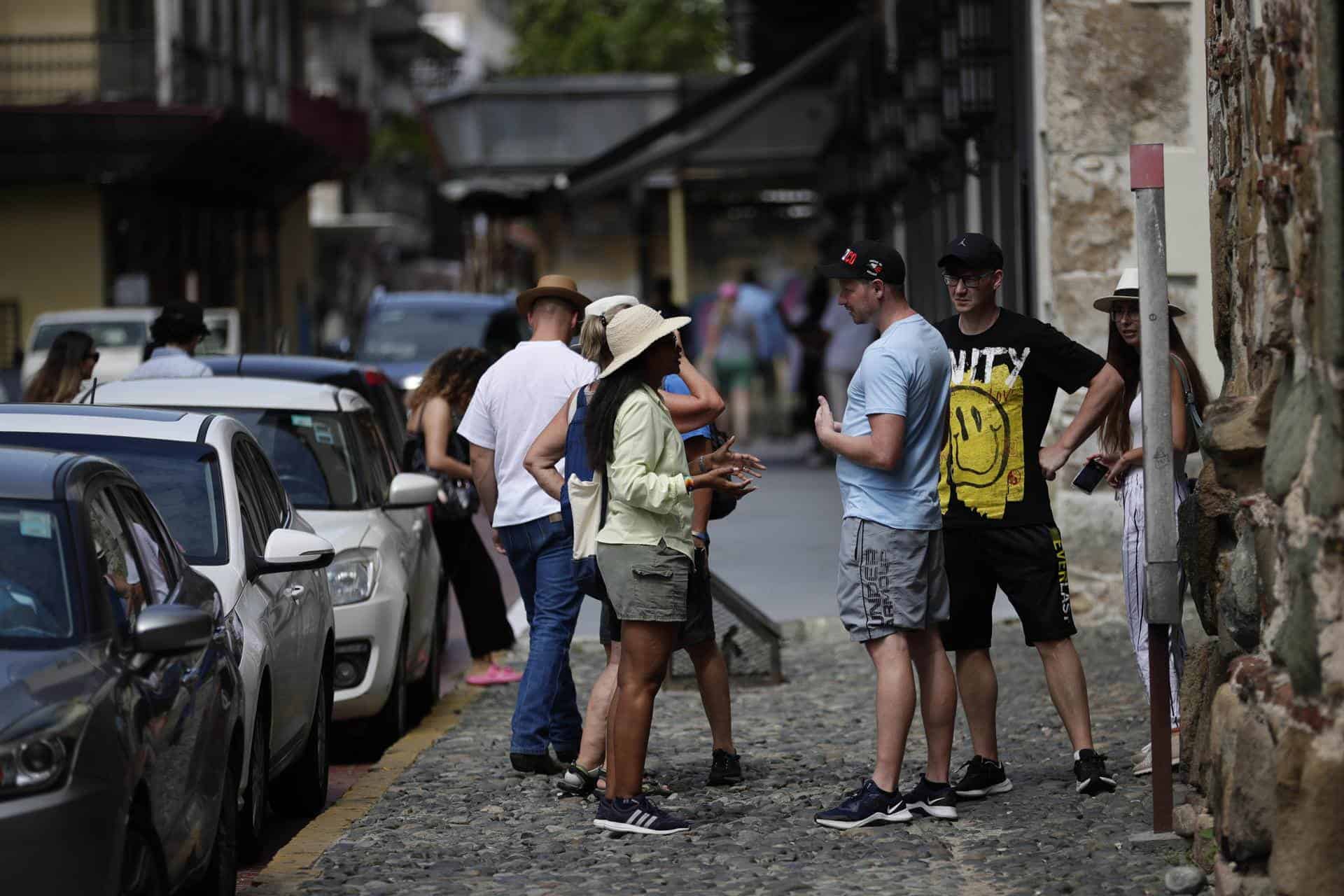 Praga prohíbe los tours nocturnos de bares y busca atraer a turistas más cultos