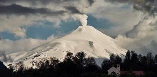 Chile sube a naranja alerta por incremento de actividad de volcán Villarrica