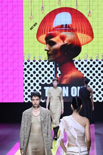 Dior sorprende con un desfile feminista y colorido pero con modelos sobrios