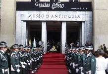 Ante sus esculturas y pinturas, rinden homenaje a Fernando Botero en el Museo de Antioquia