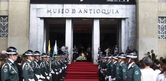 Ante sus esculturas y pinturas, rinden homenaje a Fernando Botero en el Museo de Antioquia