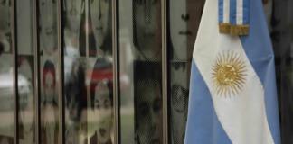 Víctimas de la dictadura argentina claman contra el negacionismo en la antigua ESMA