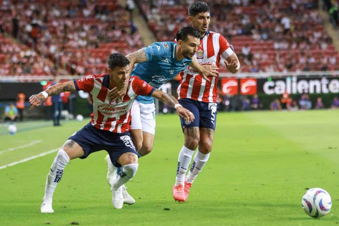 Mazatlán golea a las Chivas 3-1 y consigue que lleguen a 5 partidos consecutivos sin ver la victoria