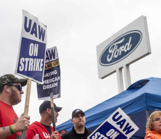 Sindicato del automóvil UAW en EEUU amplía huelga a 7.000 trabajadores más