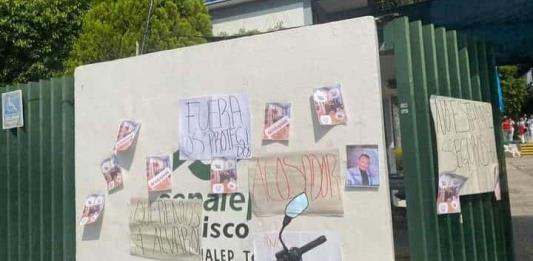 Estudiantes del Conalep Tonalá se manifestaron contra ex director; señalan casos de acoso  