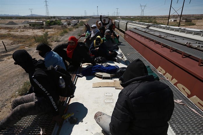 Miles de migrantes desafían los operativos en los trenes de México para llegar a EEUU