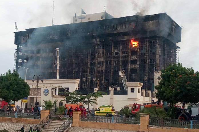 Al menos 45 heridos en enorme incendio en un cuartel policial de Egipto Al menos 45 heridos en enorme incendio en un cuartel policial de Egipto